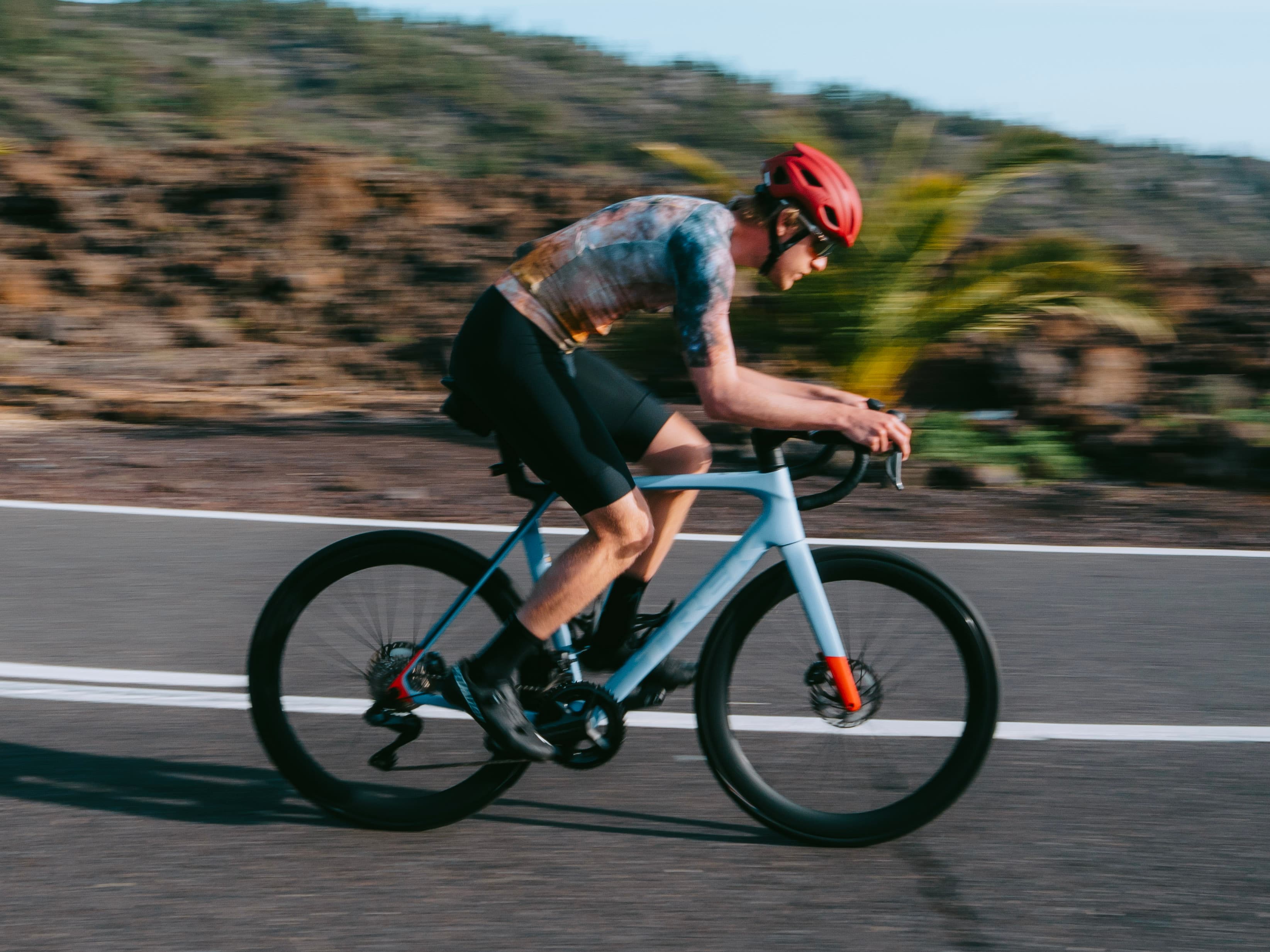 Road bikes and e-bikes: choosing the right rental